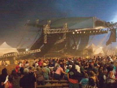 JAV per koncertą sugriuvus scenai žuvo 4 žmonės - Pasaulyje