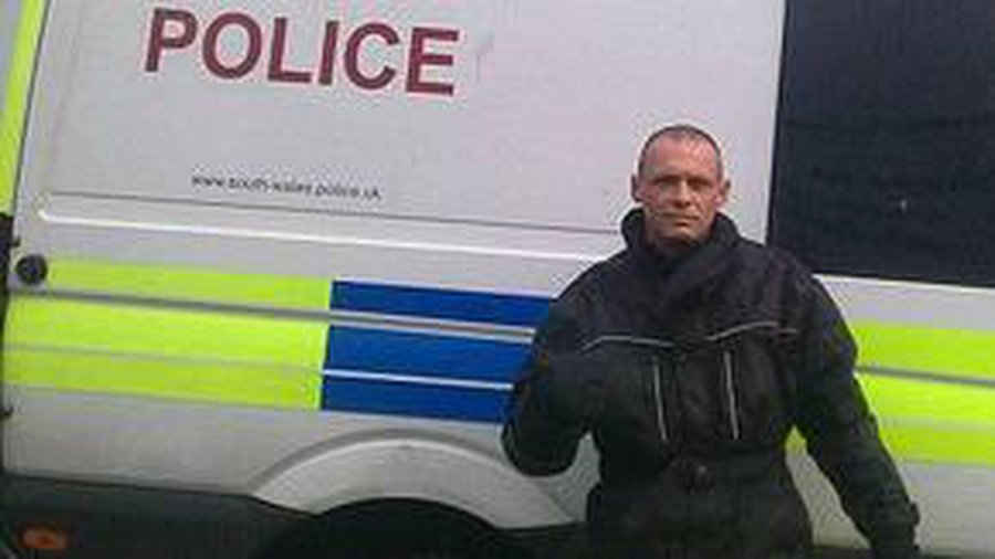 Британский вор прислал в газету свое фото на фоне полицейской машины - Хобби, отдых и развлечения