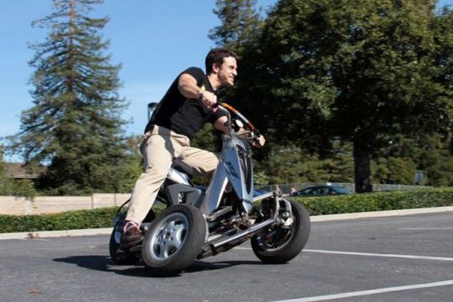 Представлен прототип трёхколёсного электроскутера Sway - Хобби, отдых и развлечения