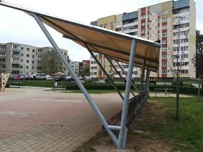 Во что обошлось восстановление навеса со скамейками в детском городке? - В Висагинасе