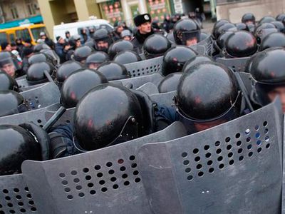 Протестующие в Киеве начали бросать в милиционеров камни, нарушив перемирие - В Мире