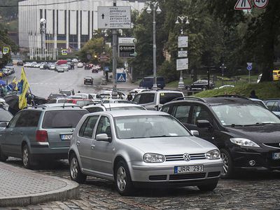 Порошенко подписал законы о легализации на Украине автомобилей с еврономерами - В Мире