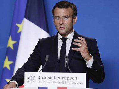 Макрон назвал терактом нападение на учителя в пригороде Парижа - В Мире