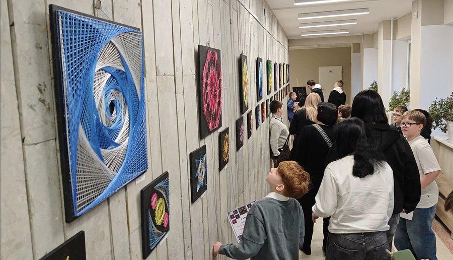 «Нито дизайн». В Висагинасе открылась выставка необычных картин (видео) - В Висагинасе