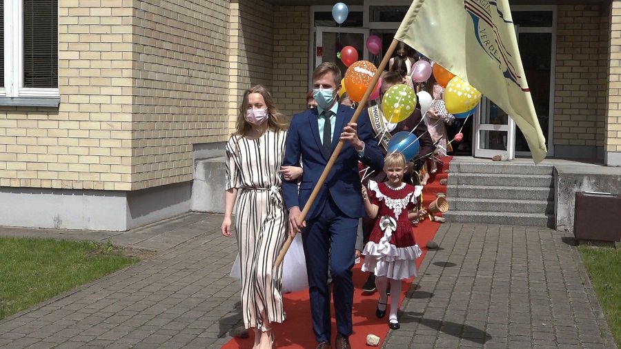 „Verdenės“ gimnazijoje nuskambėjo paskutinis skambutis (video) - Visagine