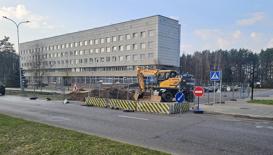 На улице Парко продолжаются работы на подземных коммуникациях - В Висагинасе