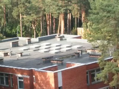 Необъяснимый вандализм: кому понадобилось демонтировать трубы с кровли здания по Вильтес, 3? (видео) - В Висагинасе