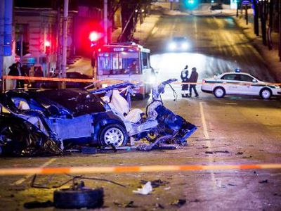 Vilniuje dideliu greičiu lėkusi „Audi A6“ rėžėsi į medį, žuvo du jauni vyrai - Lietuva ir Baltijos šalys