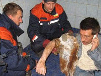 Украинец застрял в унитазе, пытаясь достать деньги: его 3 часа освобождали спасатели - Хобби, отдых и развлечения