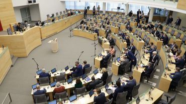 Nors Seimas linkęs pritarti nepaprastosios padėties pratęsimui, opozicijos atstovai siūlymą kritikuoja