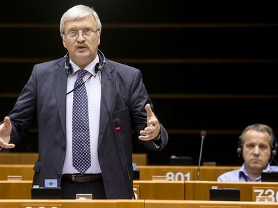 Б. Ропе вручил ЕП подписанную 52 тыс. граждан Литвы петицию - уравнять прямые выплаты - Литва и страны Балтии