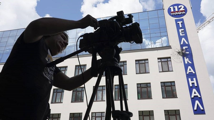 Телеканал "112 Украина" пояснил, что отменил показ фильма Стоуна из-за угроз радикалов - В Мире