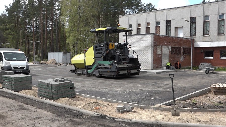 На месте бывшего общежитя по Фестивале, 5 в Висагинасе оборудована автомобильная парковка (видео) - Служба региональных новостей