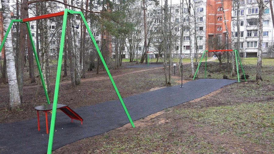 Детская канатная дорожка  и карусель еще не сданы в эксплуатацию (видео) - В Висагинасе