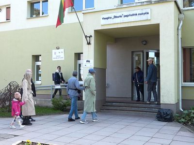 Проходит повторное голосование на выборах мэра Висагинского самоуправления (видео) - В Висагинасе