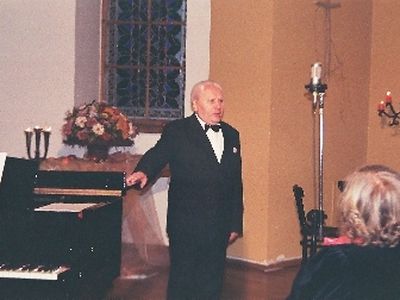  Что красивей, чем песни о цветах и звездах?  Ответит каждый: песни о любви!
                                                                         - В Висагинасе