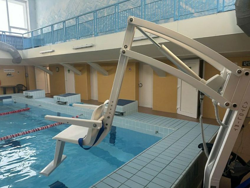 В бассейнах установили специальные подъемники для людей с ограниченными возможностями