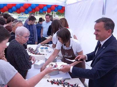 Праздник с магазином «Maxima»: раздача 400 кг торта и ажиотаж в торговом зале (видео) - В Висагинасе