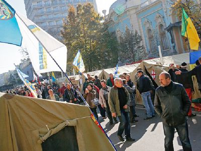 Украинский спецназ начал штурм палаточного городка у Верховной рады - В Мире