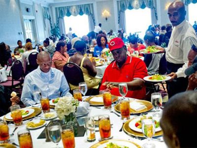 Женщина отменила свадьбу, но её родители решили провести мероприятие, чтобы накормить бездомных людей - Хобби, отдых и развлечения