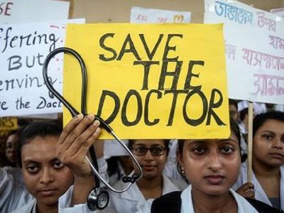 СМИ: индийские врачи объявили забастовку с требованием обеспечить им безопасность - В Мире