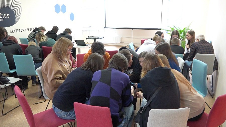 COME ON - проект, который поможет висагинским старшекласникам разбираться в политиках и их обещаниях (видео) - В Висагинасе