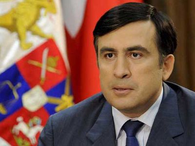 В Молдавии Саакашвили ударился головой о самолет и получил орден - В Мире