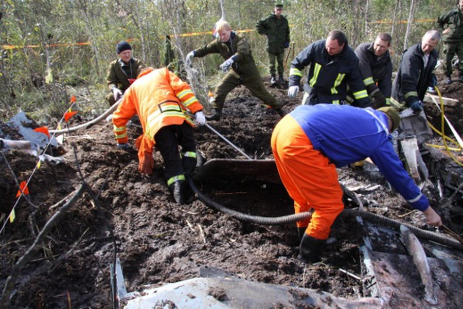 Полсотни солдат третий день вытаскивают обломки разбившегося литовского истребителя                                                                 - Литва и страны Балтии