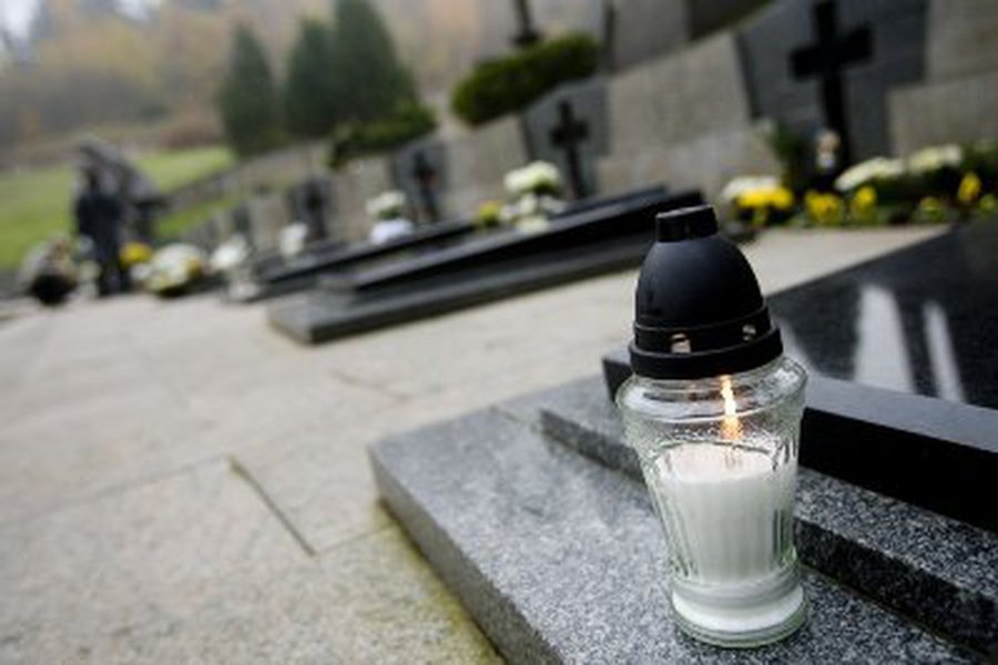 Tėvynės gynėjų dieną uždegta žvakutė ir ant A.M.Brazausko kapo - Lietuva ir Baltijos šalys