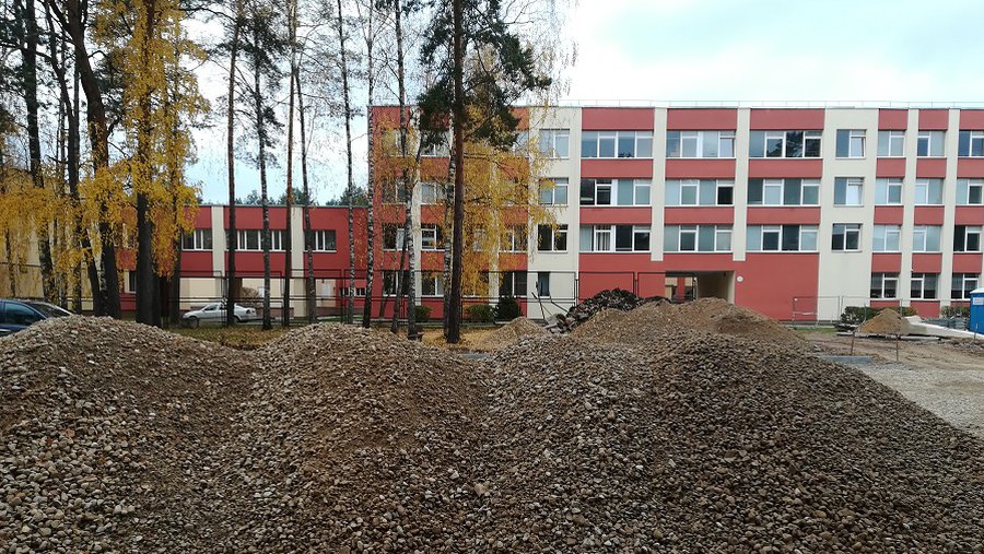 Амфитеатр подождет. Идет реконструкция спортплощадки гимназии «Atgimimo» - В Висагинасе