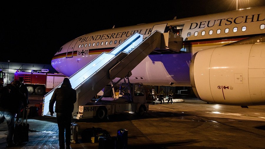 СМИ: в Германии не исключают криминальную причину поломки лайнера Меркель - В Мире