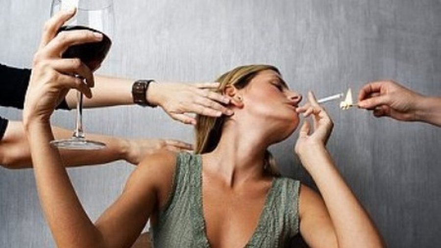 В этом году в парламент могут передать закон о дополнительном налогообложении курящих и пьющих - Литва и страны Балтии