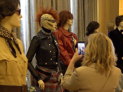 Александр Васильев представил в Висагинасе свою выставку: «Фиеста цвета. Мода 70-х» (видео) - В Висагинасе