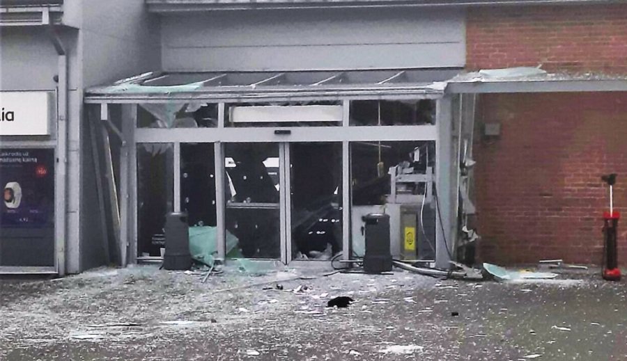 В ночь с воскресенья на понедельник был взорван вход в магазин Maxima в г. Казлу-Руда - Происшествия и криминал