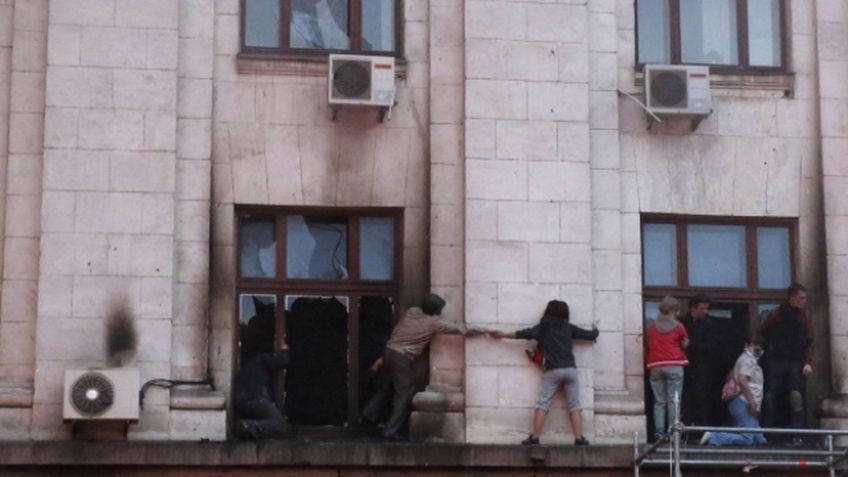 Сгорел Дом профсоюзов в Одессе, более 30 человек погибли (ФОТО)