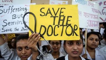СМИ: индийские врачи объявили забастовку с требованием обеспечить им безопасность