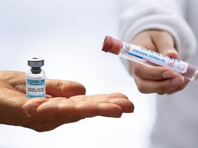 В Литве отмечены случаи торговли поддельной вакциной от COVID-19 - Литва и страны Балтии