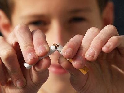 Со временным министром образования Э. Добровольской "трудовики" обсудят, как пресечь курение школьников - Литва и страны Балтии