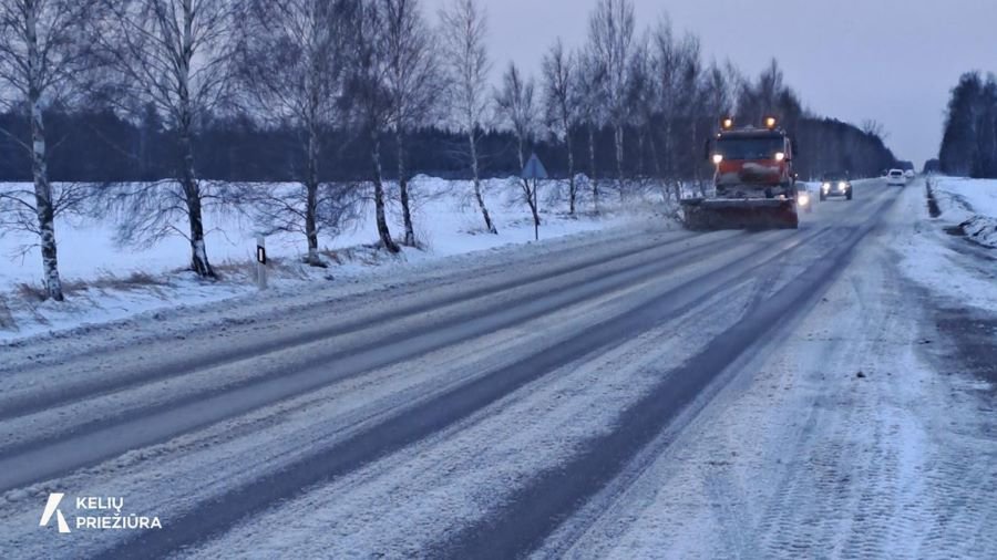 Дорожники предупреждают водителей: на дорогах возможен гололёд - Литва и страны Балтии