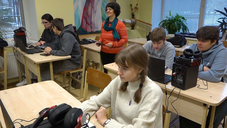 Творческая революция в висагинской гимназии «Atgimimo»: сочинение музыки, школьное радио и новые возможности (видео) - В Висагинасе