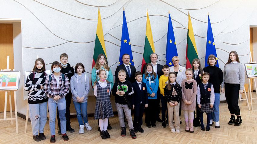 LR Vyriausybėje atidarytoje piešinių parodoje – Lietuva Visagino moksleivių akimis