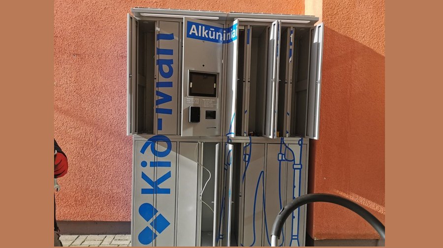 У входа в больницу установлены автоматы для покупки костылей - В Висагинасе