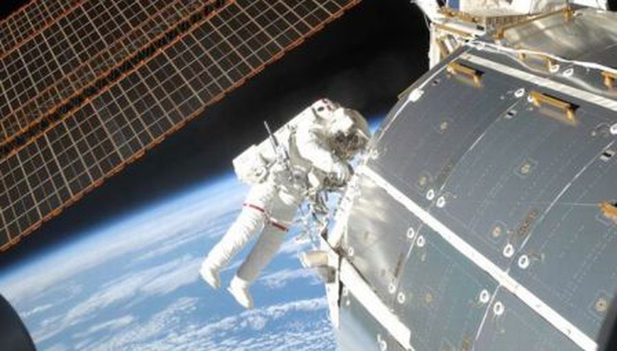 Астронавты совершили третью по продолжительности прогулку в открытом космосе - Наука и здоровье