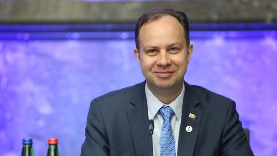 Средняя зарплата врача увеличится примерно на 300 евро, медсестер - на 150 евро - Литва и страны Балтии