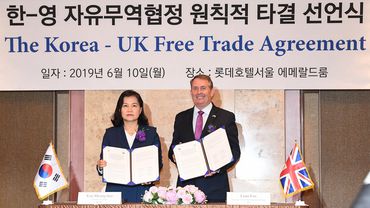 Britai pasirašė „Brexito“ prekybos susitarimą su Pietų Korėja