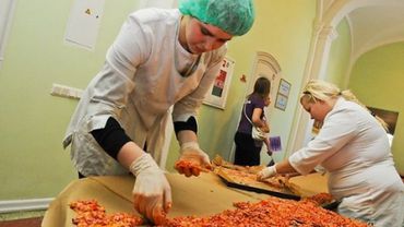 Латвийские студенты испекли двадцатиметровую пиццу                                