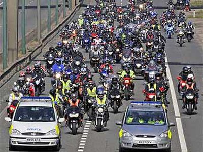 Рост цен на бензин заставил британских байкеров перекрыть дороги - Хобби, отдых и развлечения