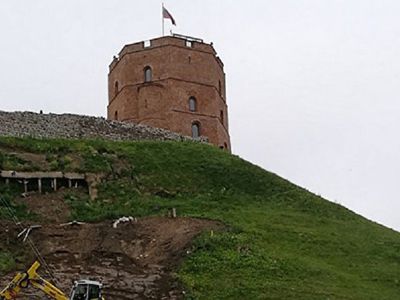 Дождь продолжает "смывать" гору Гедиминаса - Литва и страны Балтии