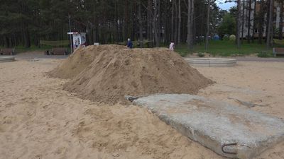 Почему на городском пляже закопали в песок бетонные плиты?