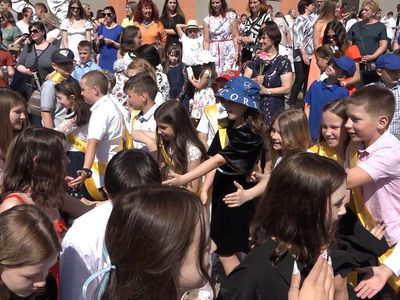 Последние звонки: 8-классники и 10-классники и попрощались со своими школами (видео) - В Висагинасе